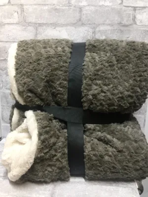 Brand new Super Soft Micro Mink Sherpa Throw in Grey, 60"X80" Super Luxurious Plush Reverses to to sherpa!